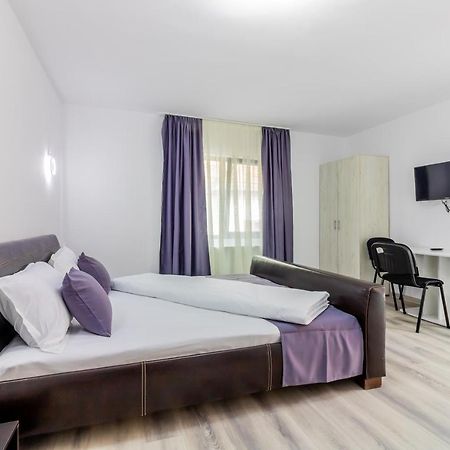 Pensiunea D & Ylan Hotel Novaci-Străini Buitenkant foto