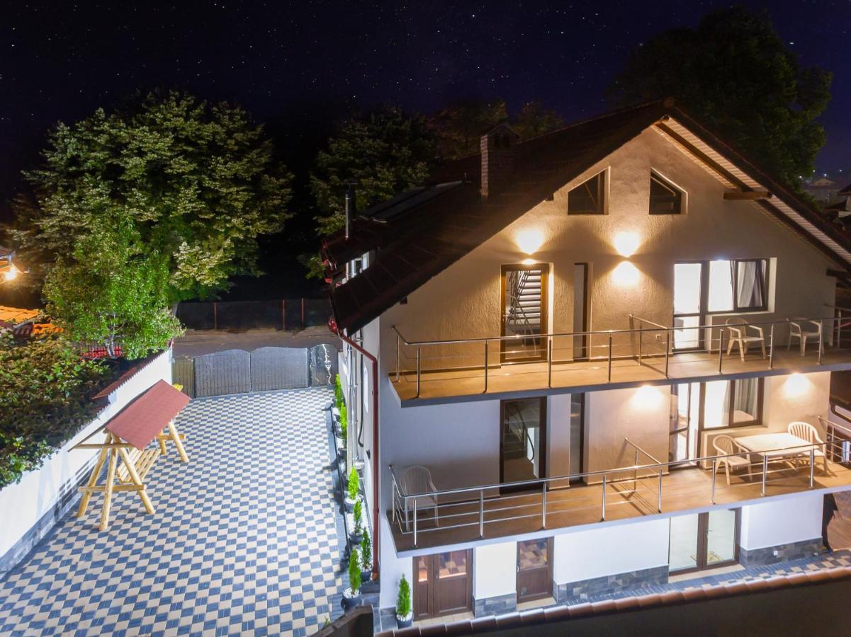 Pensiunea D & Ylan Hotel Novaci-Străini Buitenkant foto
