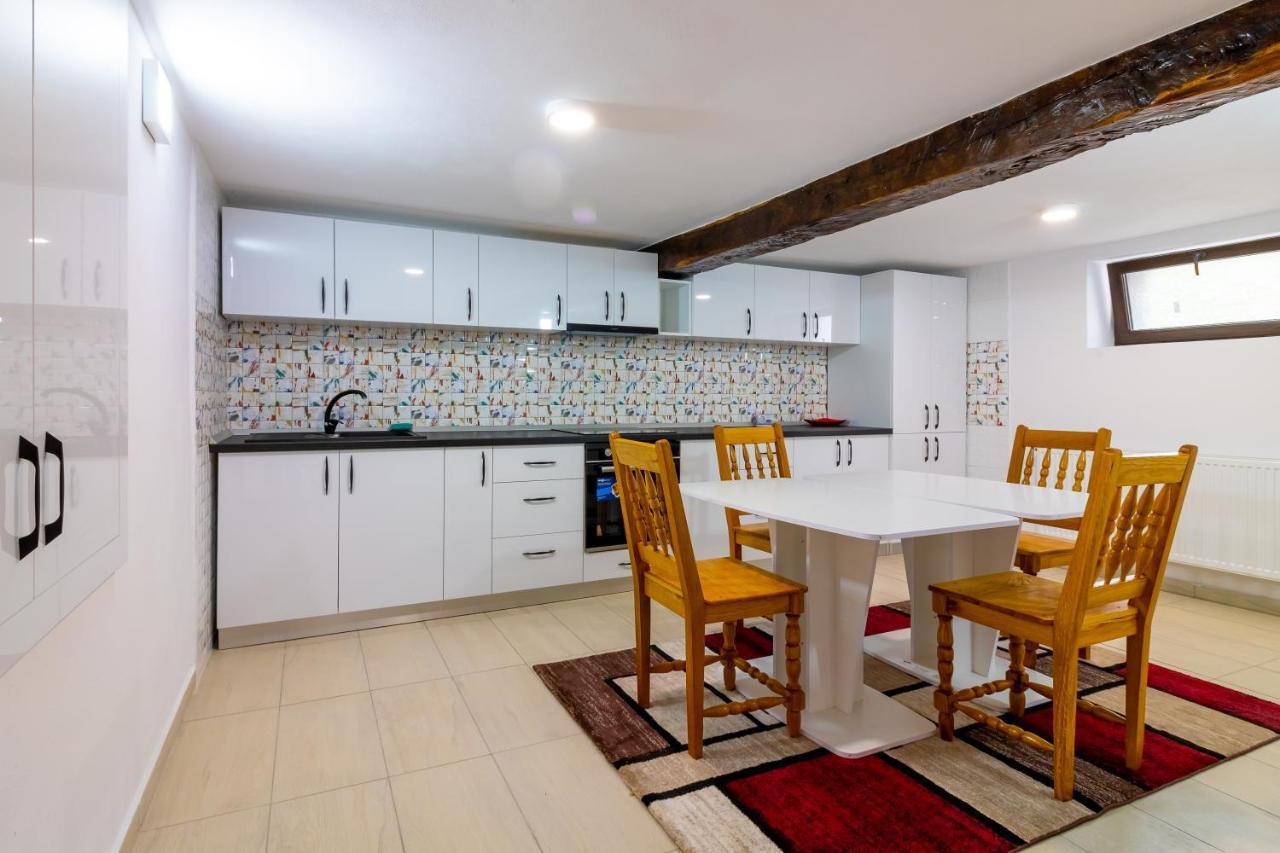 Pensiunea D & Ylan Hotel Novaci-Străini Buitenkant foto