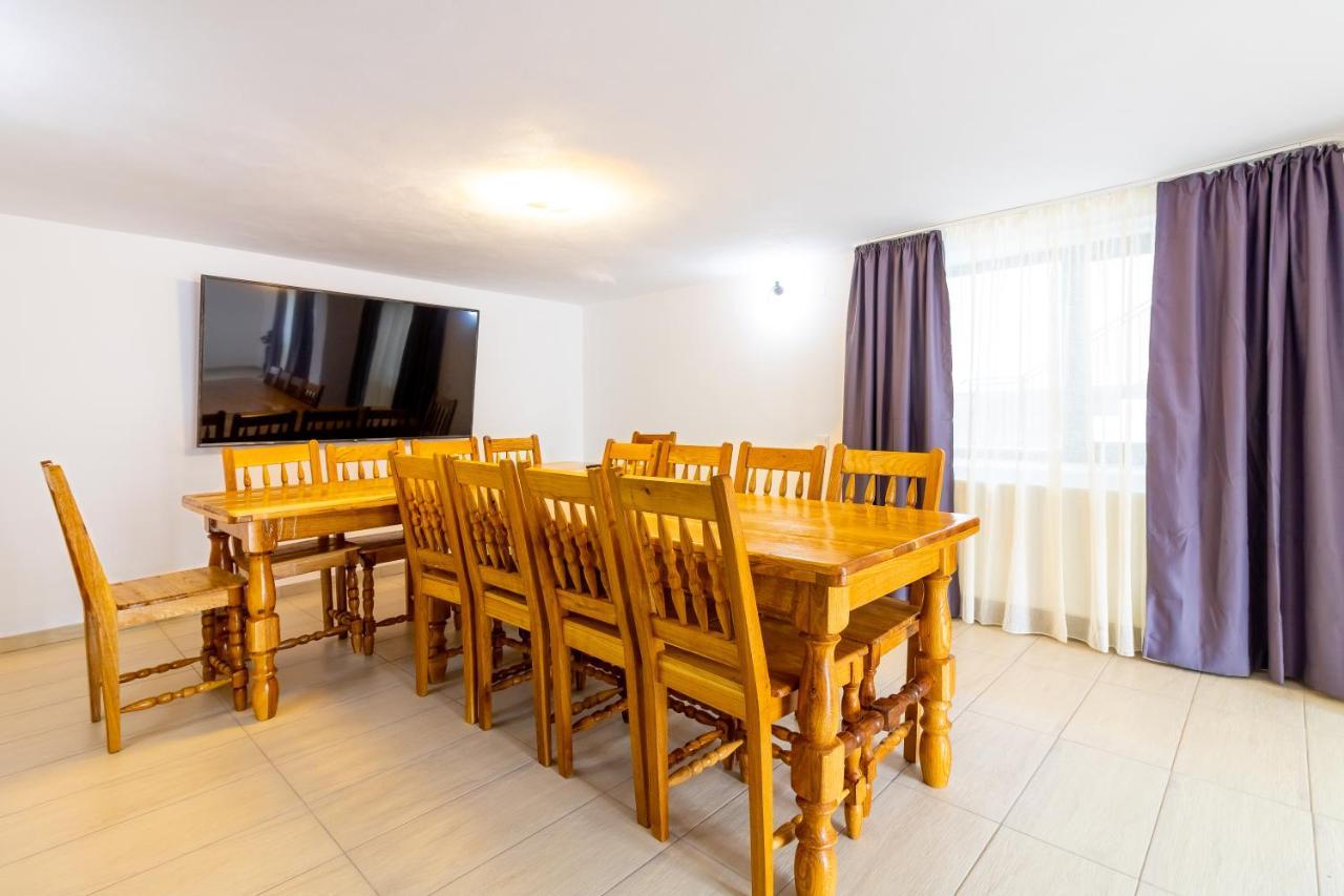 Pensiunea D & Ylan Hotel Novaci-Străini Buitenkant foto