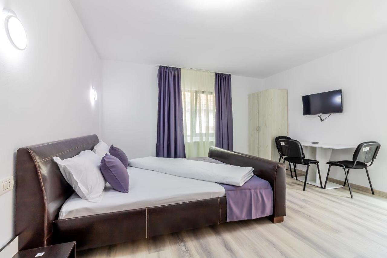 Pensiunea D & Ylan Hotel Novaci-Străini Buitenkant foto