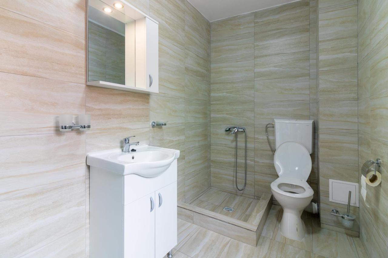 Pensiunea D & Ylan Hotel Novaci-Străini Buitenkant foto