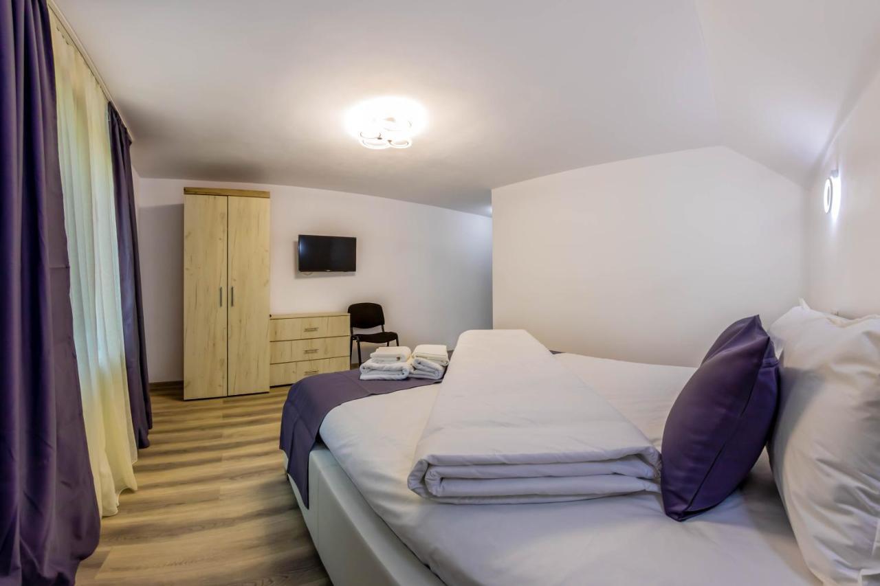 Pensiunea D & Ylan Hotel Novaci-Străini Buitenkant foto