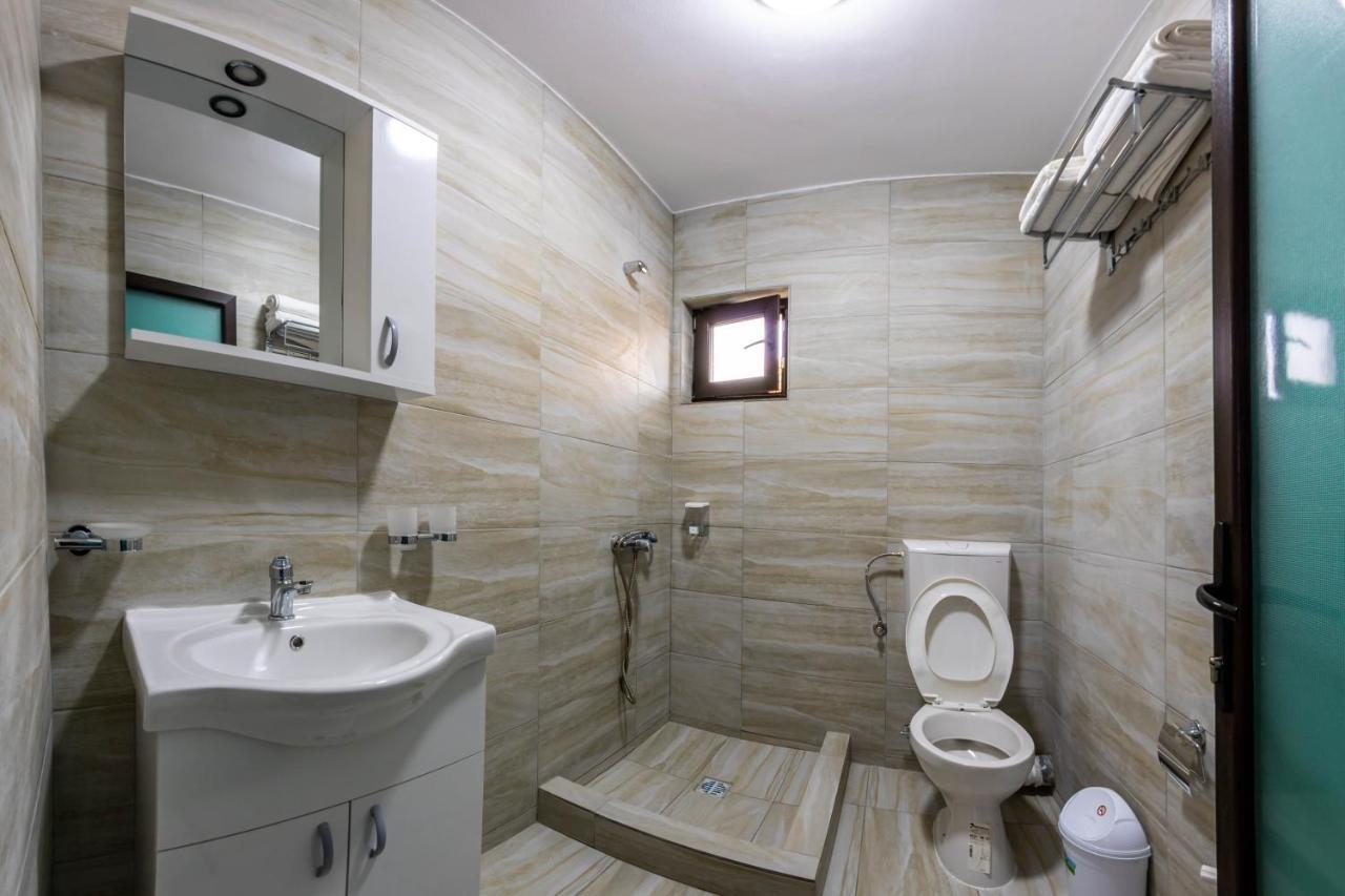 Pensiunea D & Ylan Hotel Novaci-Străini Buitenkant foto