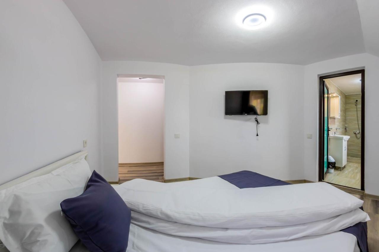 Pensiunea D & Ylan Hotel Novaci-Străini Buitenkant foto
