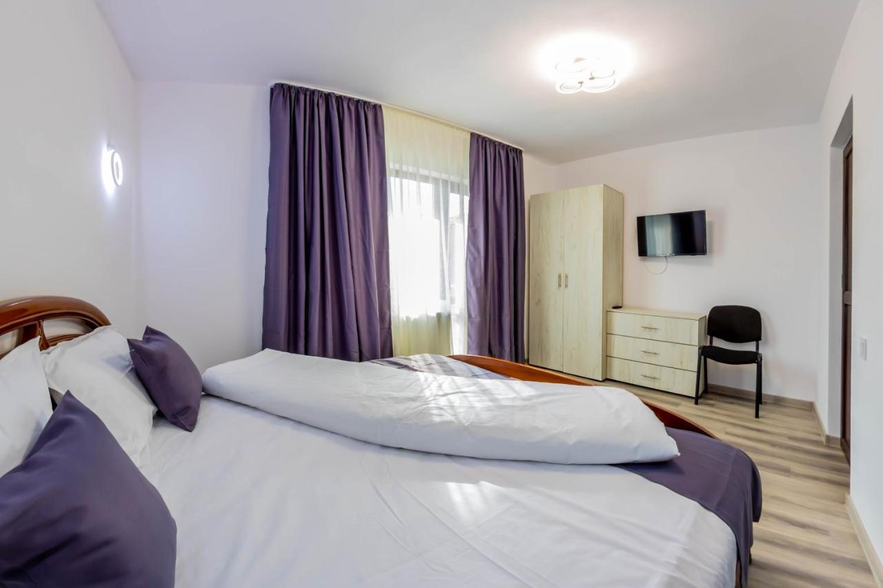 Pensiunea D & Ylan Hotel Novaci-Străini Buitenkant foto