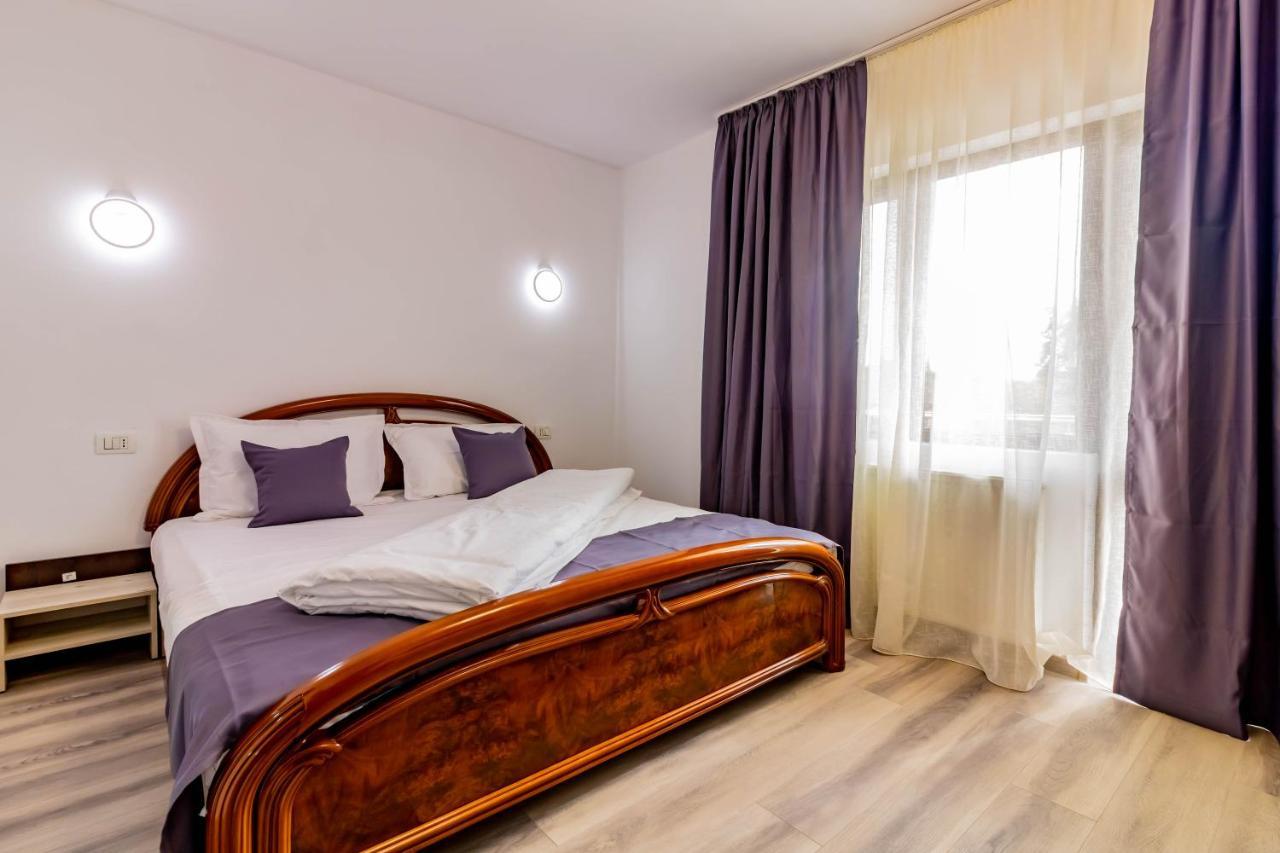 Pensiunea D & Ylan Hotel Novaci-Străini Buitenkant foto