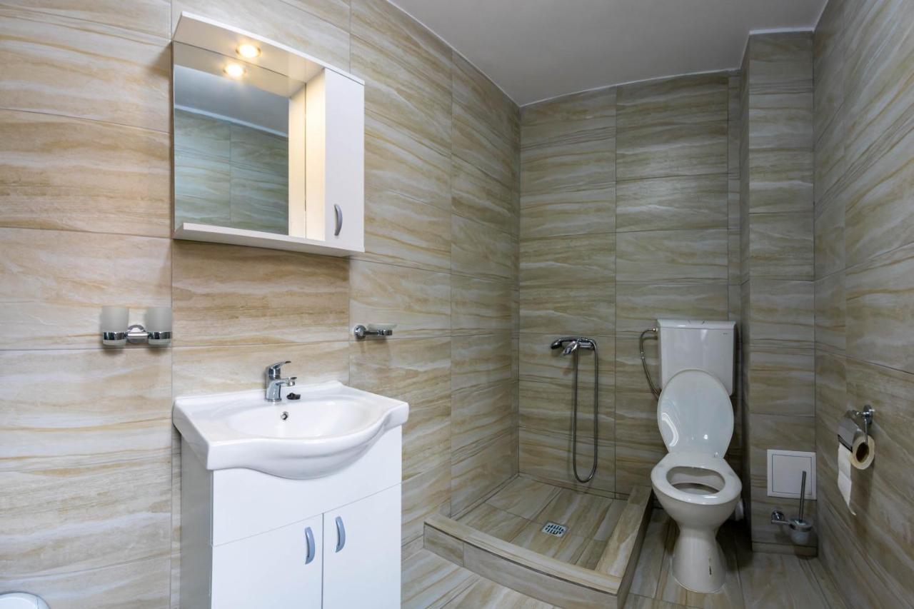 Pensiunea D & Ylan Hotel Novaci-Străini Buitenkant foto