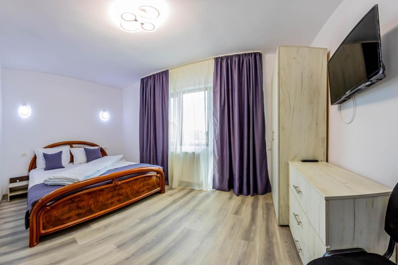 Pensiunea D & Ylan Hotel Novaci-Străini Buitenkant foto