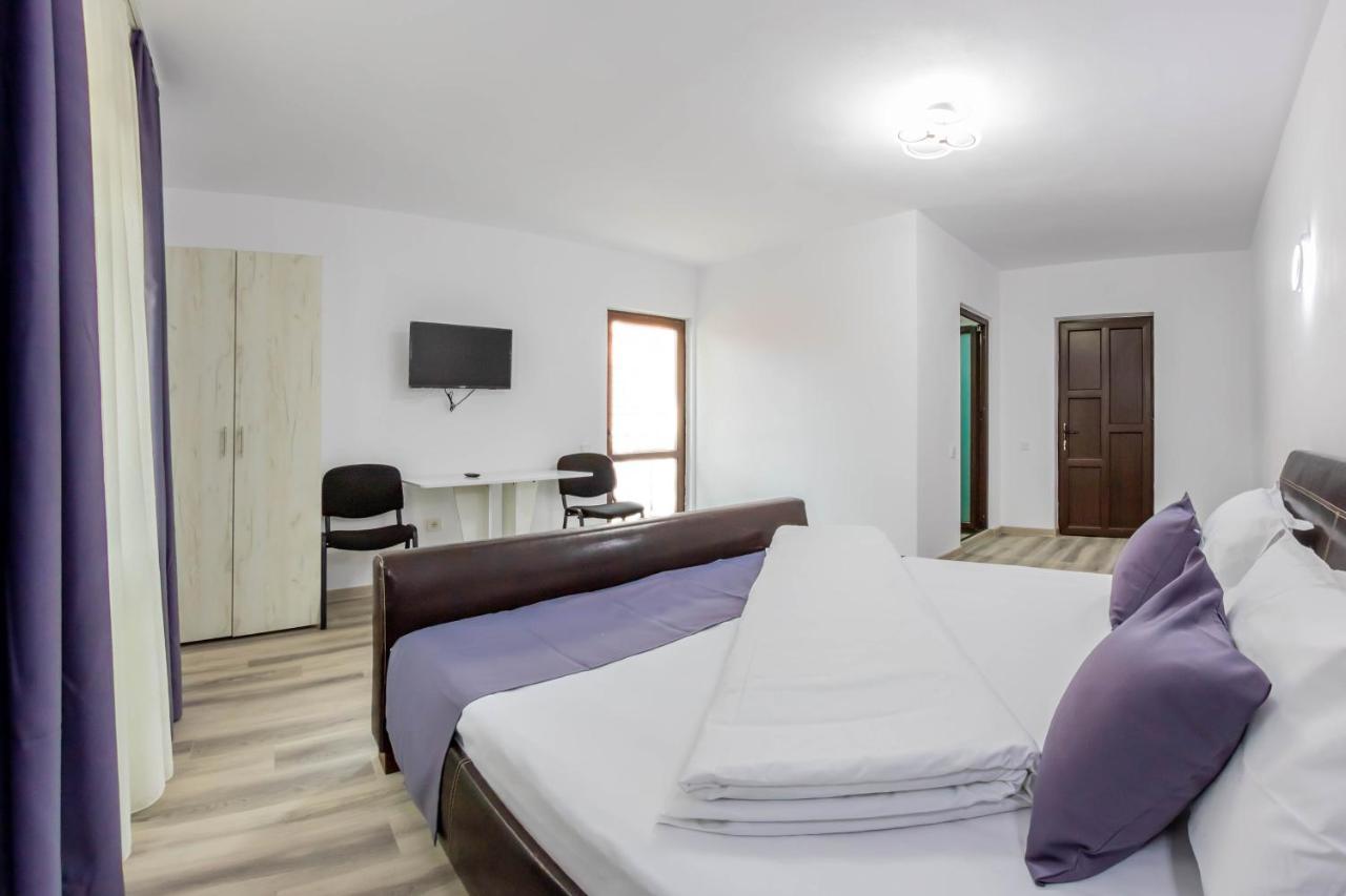 Pensiunea D & Ylan Hotel Novaci-Străini Buitenkant foto