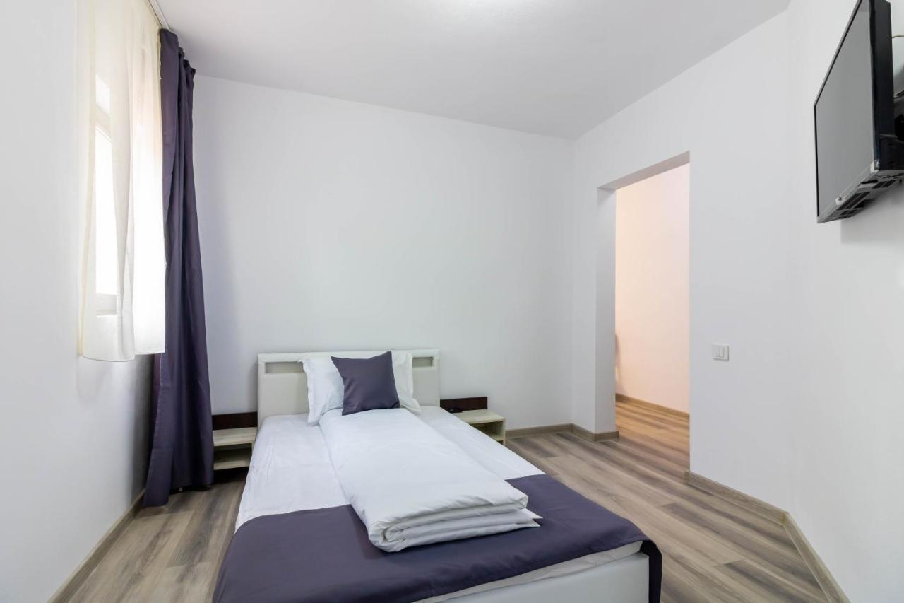 Pensiunea D & Ylan Hotel Novaci-Străini Buitenkant foto