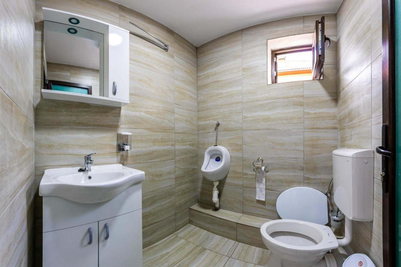 Pensiunea D & Ylan Hotel Novaci-Străini Buitenkant foto