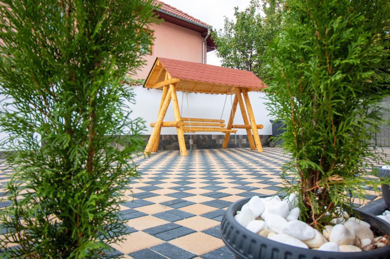 Pensiunea D & Ylan Hotel Novaci-Străini Buitenkant foto
