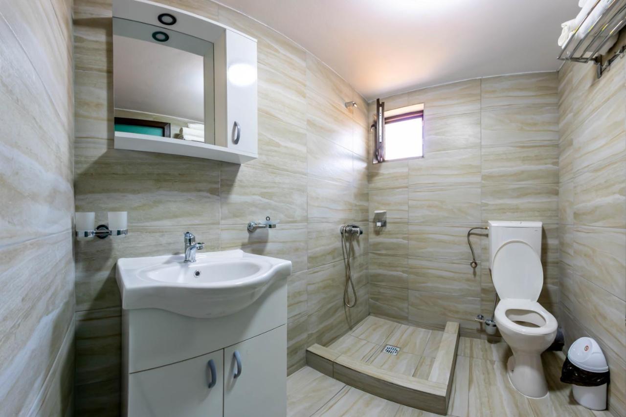 Pensiunea D & Ylan Hotel Novaci-Străini Buitenkant foto