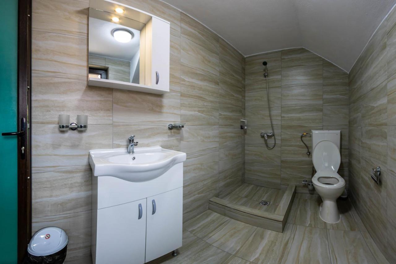 Pensiunea D & Ylan Hotel Novaci-Străini Buitenkant foto