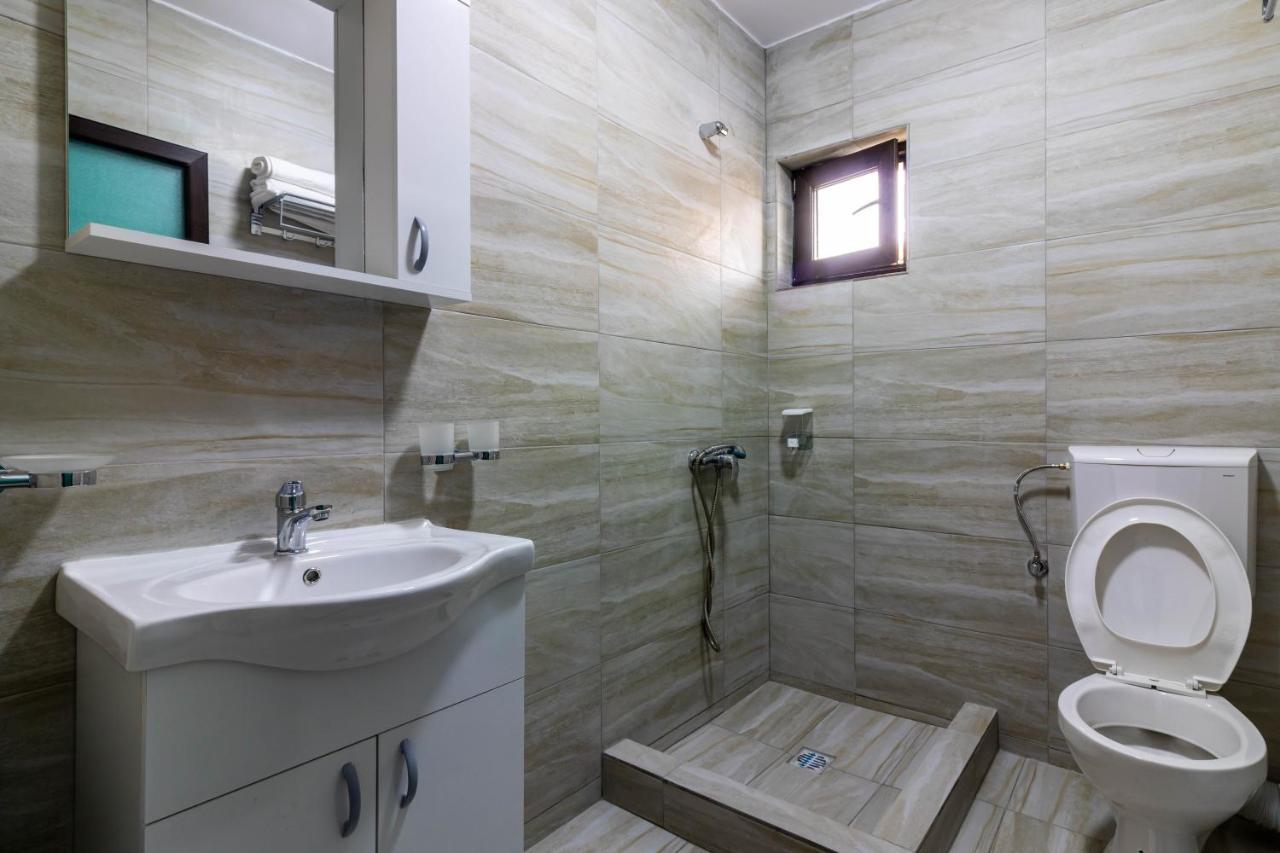Pensiunea D & Ylan Hotel Novaci-Străini Buitenkant foto