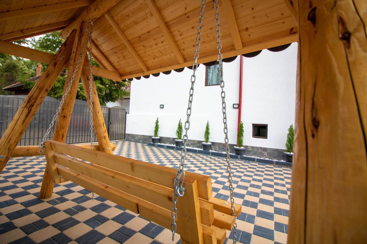 Pensiunea D & Ylan Hotel Novaci-Străini Buitenkant foto